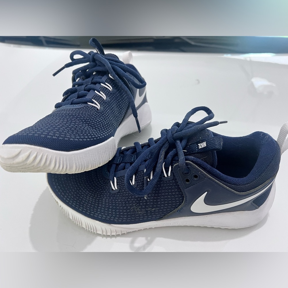 Nike zoom volleyball shoe Size 8.5 Navy and white